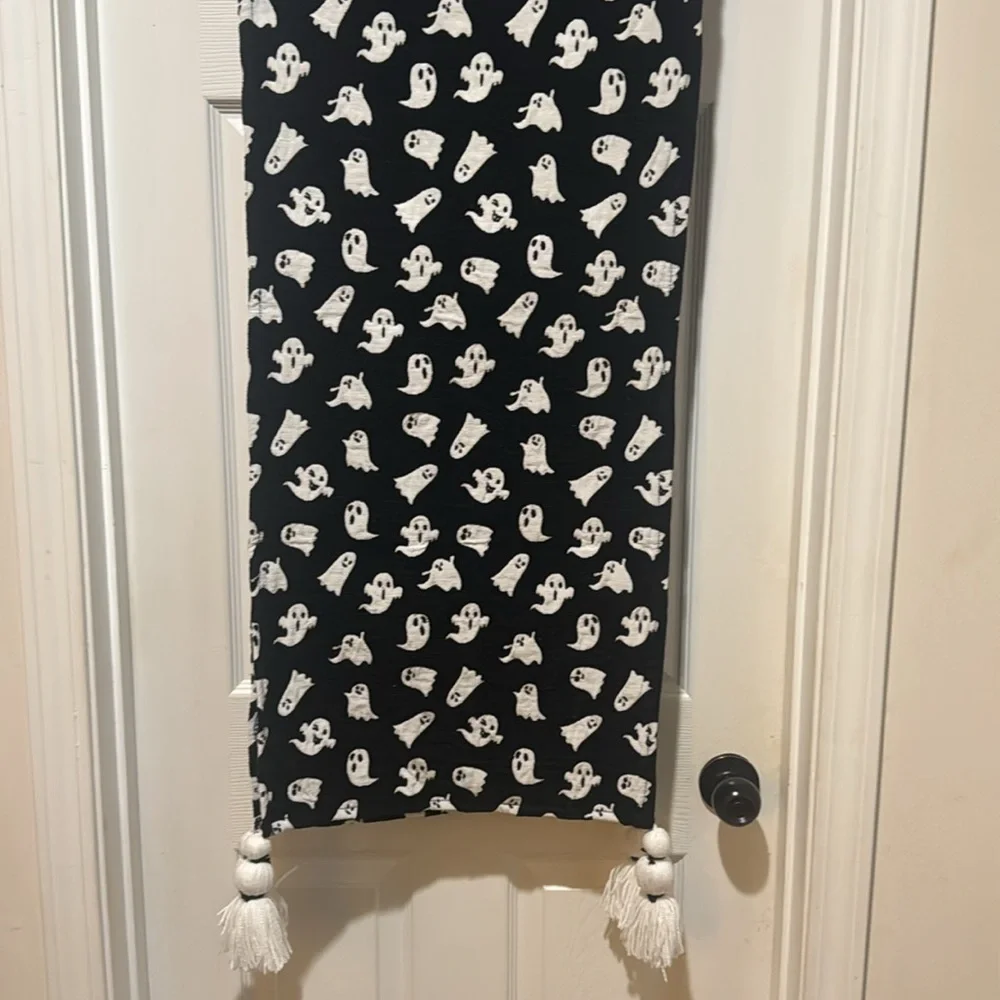 FEELIN' SPOOKY Ghost Table Runner With Oversized Tassels - 16